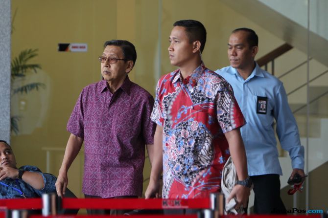 Mantan Wakil Presiden Boediono ketika menyambangi Gedung KPK, Kamis (15/11). - Image