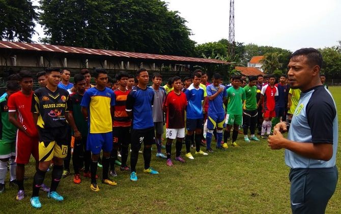 Head coach Persebaya U-19 Bejo Sugiantoro memimpin seleksi di Lapangan Karanggayam - Image