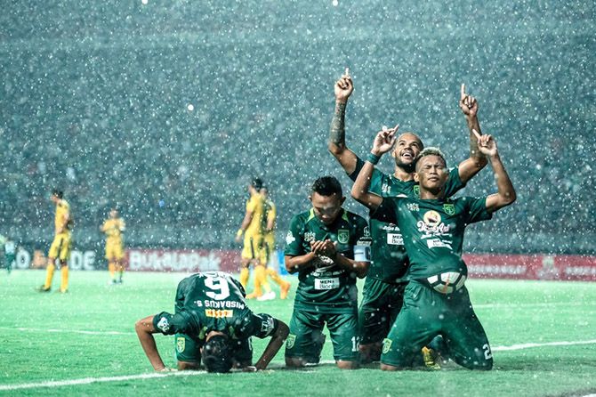 Persebaya melesat ke papan atas usai mengalahkan Bhayangkara FC. - Image