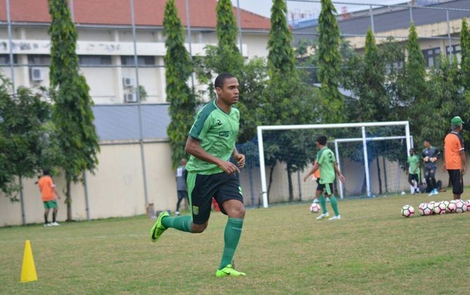 Pedro Henrique saat mengikuti latihan perdana bersama Persebaya, Senin (19/2) sore - Image