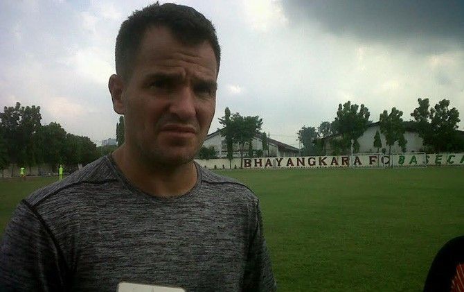 Simon McMenemy punya resep khusus dalam membuat Bhayangkara jadi jago di kandang lawan. - Image