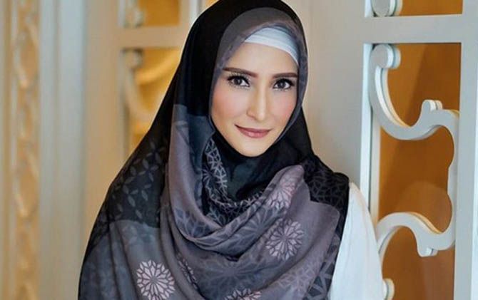 Inneke Koesherawati membuat keputusan besar dengan berhijab pada tahun 2001. Sebelumnya, dia terkenal dengan imej seksi. - Image