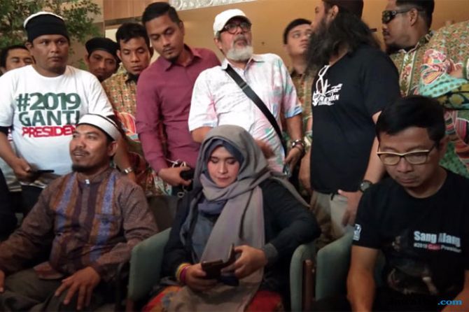 Neno Warisman dan sejumlah pihak penyelenggara deklarasi saat melalukan pertemuan dengan pihak Polrestabes Makassar, di Jalan Jendral Sudirman. - Image