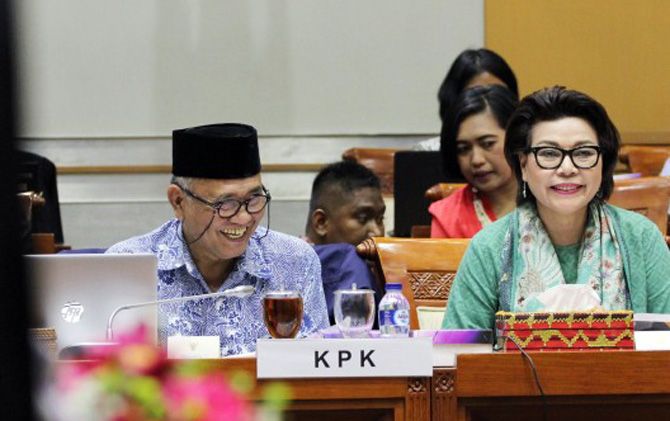 Ketua KPK Agus Rahardjo bersama wakilnya Basaria Panjaitan dalam rapat kerja di DPR. - Image