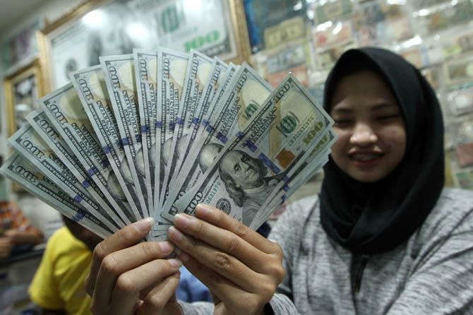 Ilustrasi penukaran uang di sebuah money changer - Image