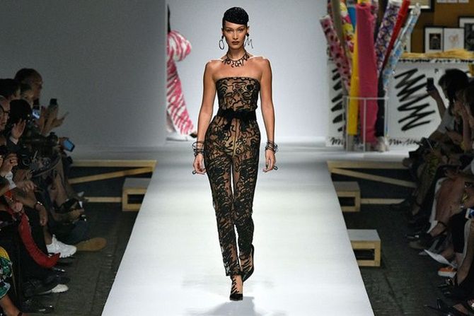 Bela Hadid saat tampil di Milan Fashion Week Spring/Summer 2019 dari label Moschino. - Image