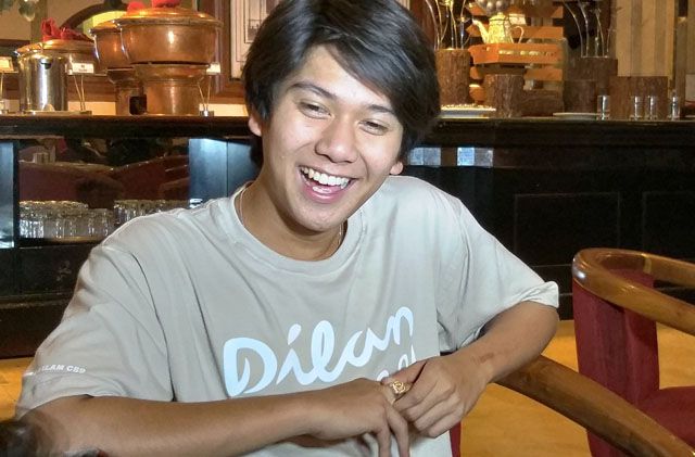 Iqbaal Ramadhan harus turunkan berat badan 12 kg jadi Dilan di Dilan 1991. Dia juga harus akting ekstra demi tunjukkan karakter Dilan yang rapuh. - Image