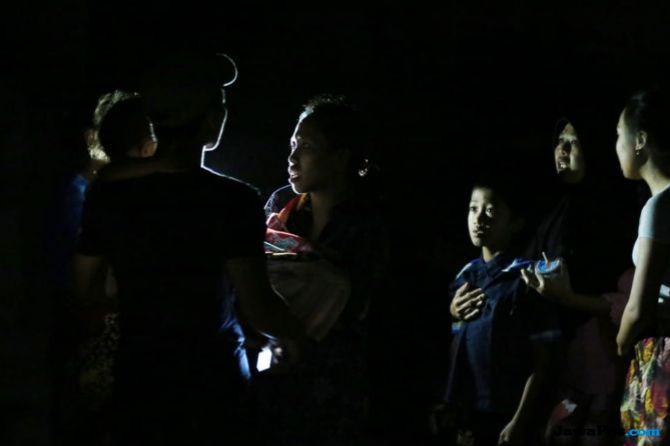 Warga Lombok dalam kepanikan usai diguncang gempa 7 SR, Minggu (5/8) malam. - Image