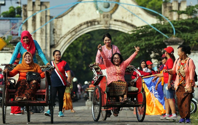 Peringati hari Kartini,s ejumlah ibu-ibu yang tergabung dalam Komunitas Pejalan Kaki (KPK) mengikuti perlombaan balap becak di alun-alun selatan,Solo,Sabtu (21/4). - Image