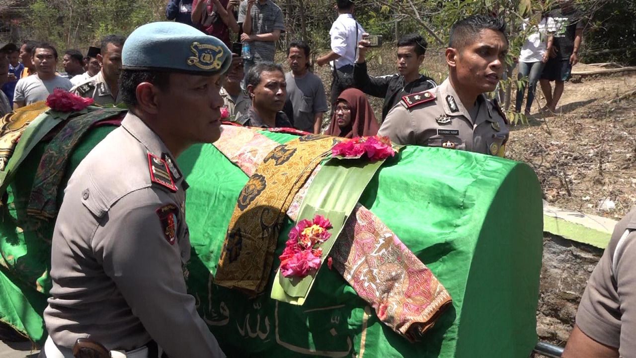 Jenazah Haringga Sirla, 23, anggota The Jakmania yang tewas dikeroyok massa pendukung Persib Bandung diantar menuju TPU Desa Kebulen, Kecamatan Jatibarang, Kabupaten Indramayu. - Image