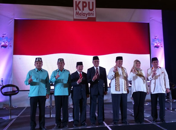 Seluruh paslon Pilgub Lampung, kecuali Mustofa berfoto usai debat - Image