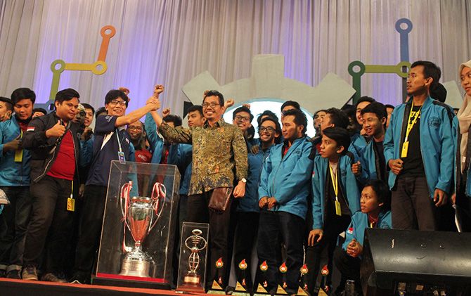 Tim Robotika ITS usai menggondol gelar juara umum KRI di UMY, Jumat (13/7) malam. - Image