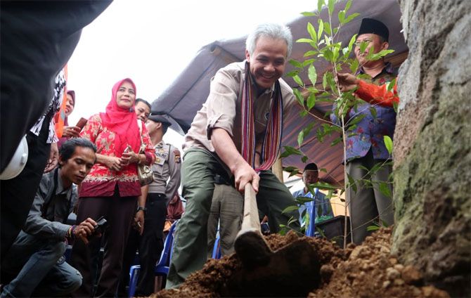 Gubernur Jateng saat meninjau proses pembangunan SD di di Lombok, Nusa Tenggara Barat (NTB), Kamis (24/1). - Image