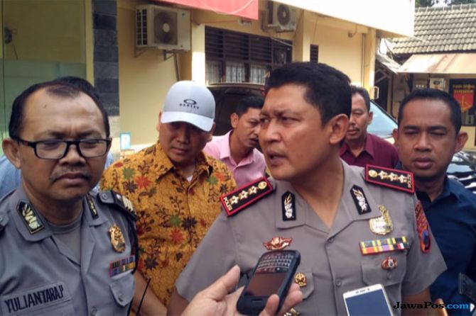 DILIMPAHKAN: Kapolresta Solo, Kombespol Ribut Hari Wibowo bersama tersangka Iwan Andranacus (mengenakan topi) saat akan dilimpahkan ke Kejari Solo, Kamis (18/10). - Image