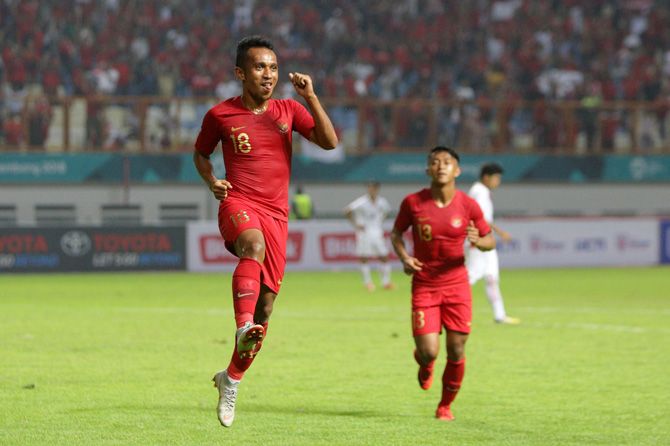 Irfan Jaya tetap membumi meski mencetak dua gol saat Indonesia menang 3-0 atas Myanmar - Image