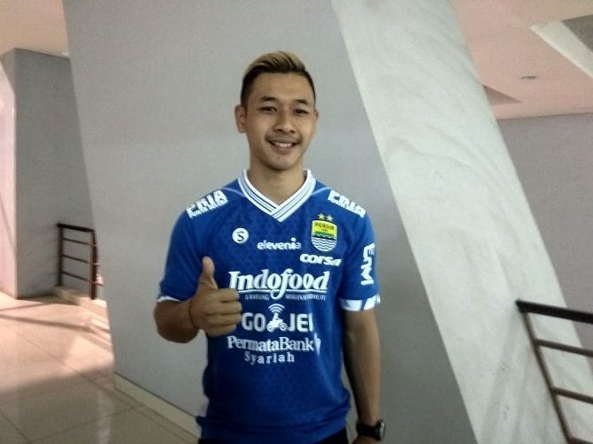 Sekali datang ke GBLA, Hanif didaulat untuk memukul drum dalam Viking Claps usai laga Persib vs Arema. - Image