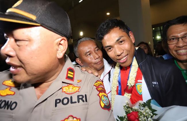 Lalu Muhammad Zohri mendapat sambutan hangat setibanya di Indonesia - Image