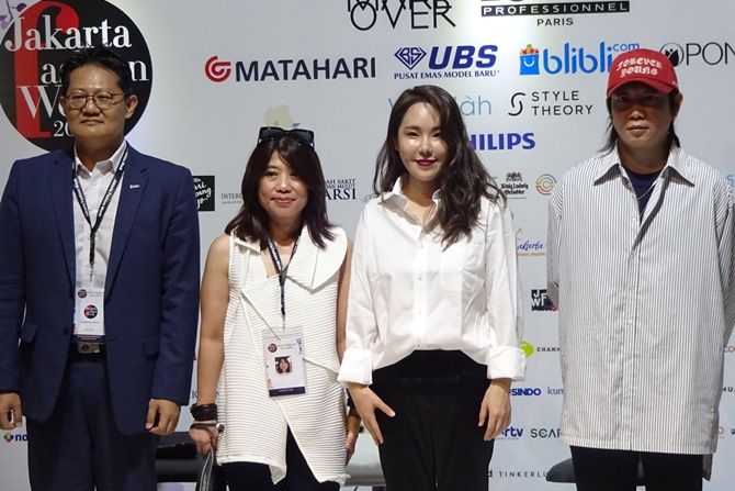 Para desainer label SYZ dan Royal Layor di bawah naungan Kocca tampil di JFW 2019. - Image