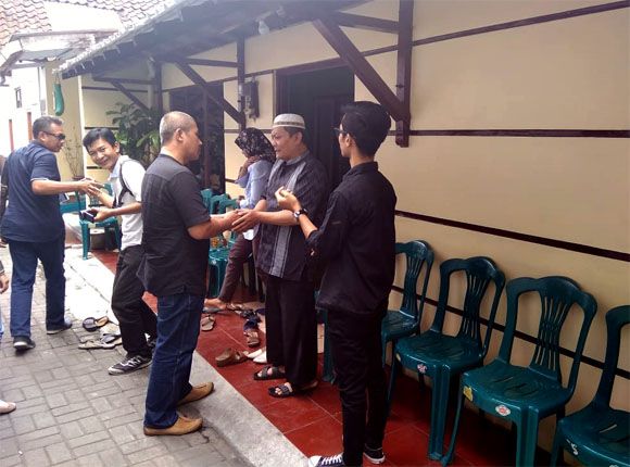 RUMAH DUKA: Suasana rumah orang tua dari Bani, bassist dari Seventeen yang menjadi korban tsunami Selat Sunda. - Image