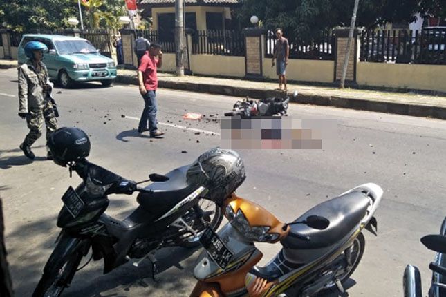 TKP: Bermula dari cekcok, Eko Prasetio, 28, ditabrak oleh pengendara mobil di Jalan KS Tubun, Manahan, Solo, Rabu (22/8). - Image