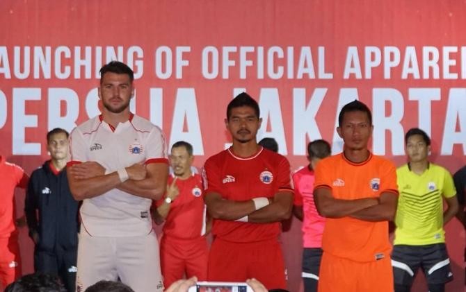 Bambang Pamungkas, diapit Marko SImic (kiri) dan Ismed Sofyan (kanan) saat memamerkan jersey anyar Persija Jakarta. - Image