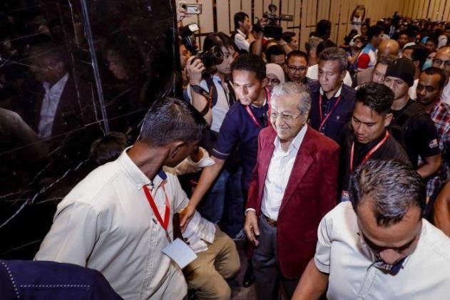 Mahathir Mohamad mengatakan, ia mencoba menasihati Najib. Tetapi itu tidak berhasil. Jadi akhirnya ia memutuskan untuk melawannya - Image