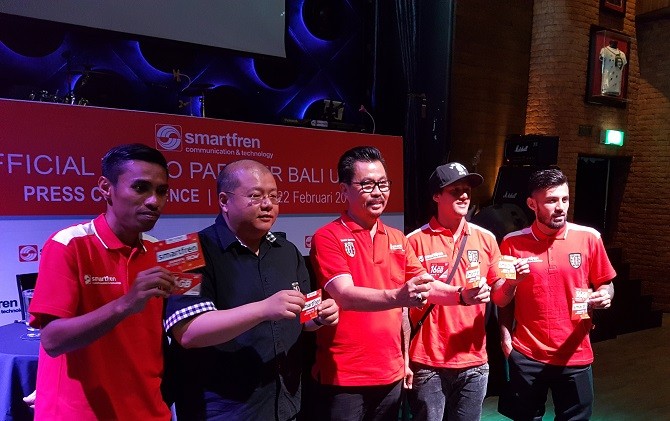Fadhil Sausu, Irfan Bachdim, dan Stefano Lilipaly mendampingi CEO Bali United, Yabes Tanuri dan Deputy CEO Smartfren Djoko Tata Ibrahim, saat jumpa pers sponsorship Smartfren dengan Bali United. - Image