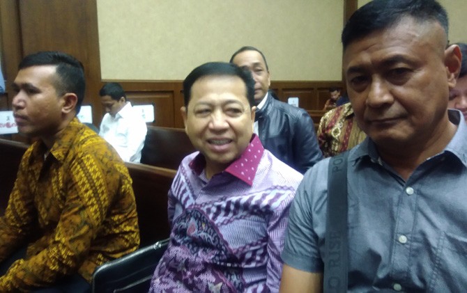 Setya Novanto di sela-sela sidang lanjutan perkara yang melilitnya di PN Tipikor Jakarta, Senin (12/2) - Image