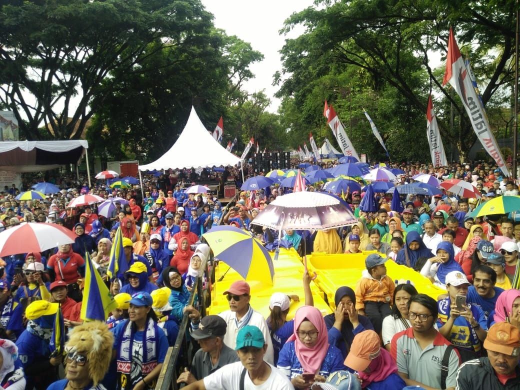 Masyarakat Malang memecahkan rekor goyang payung terbanyak. - Image