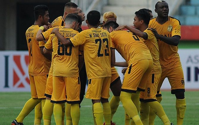 Bhayangkara FC merasa nyaman berlatih di lapangan Polda Jatim, Surabaya. - Image