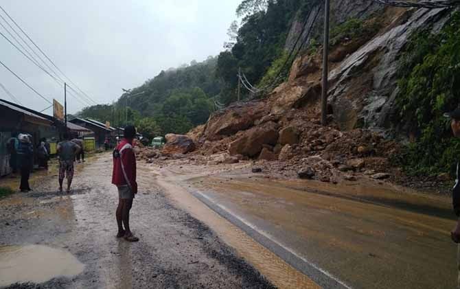 Polisi bersama warga saat membersihkan material longsor di kilometer 7 dan 8 Rantau Berangin, Kabupaten Kampar, Riau, Selasa (23/10). - Image