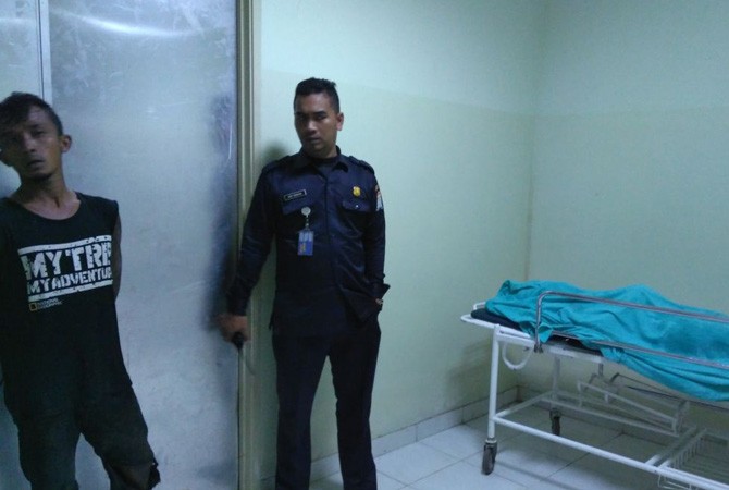 Korban saat dibawa ke kamar mayat RSUD Palembang Bari - Image