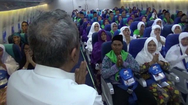 JCH Embarkasi Makassar saat melalukan praktik penggunaaan fasilitas di dalam pesawat sebelum di berangkatkan, di Asrama Haji Sudiang, Kamis (19/7). - Image