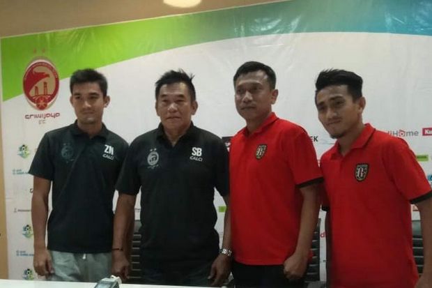Dari kanan ke kiri: Zalnando, Subangkit, Widodo C Putro, dan Taufiq usai menggelar konfrensi pers jelang pertandingan - Image