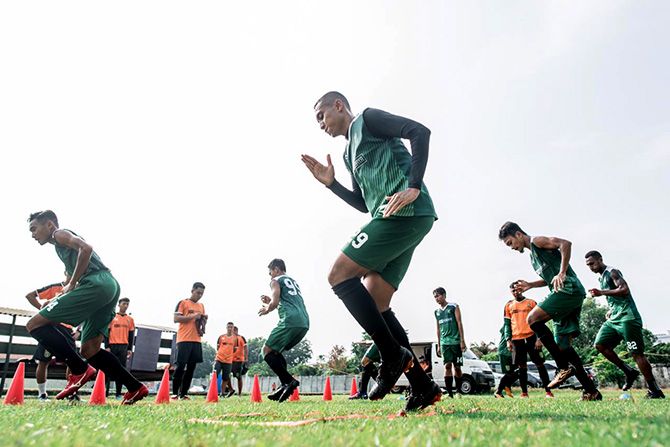 Kedatangan tim sekelas Persebaya jadi hiburan tersendiri bagi masyarakat Mataram. - Image