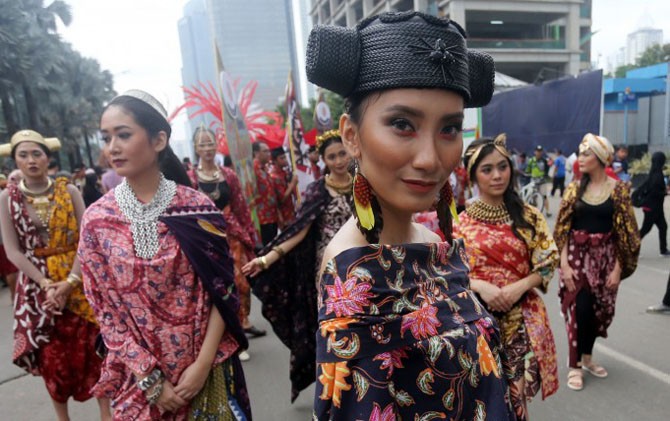 Parade Batik Nusantara tahun 2017, yang digelar di kawasan Sarinah, Jakarta Pusat. - Image