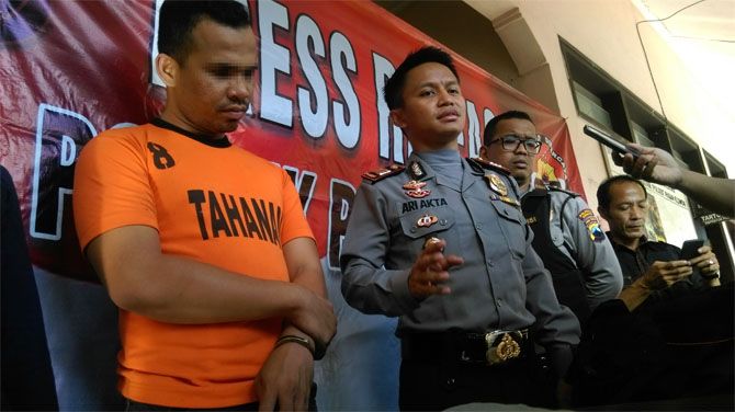 POLISI GADUNGAN: Polisi Gadungan, Fery Syahputra Hasibuan didampingi Kapolsek Pasar Kliwon, AKP Ariakta Gagah Nugraha saat gelar kasus, Selasa (18/12). - Image