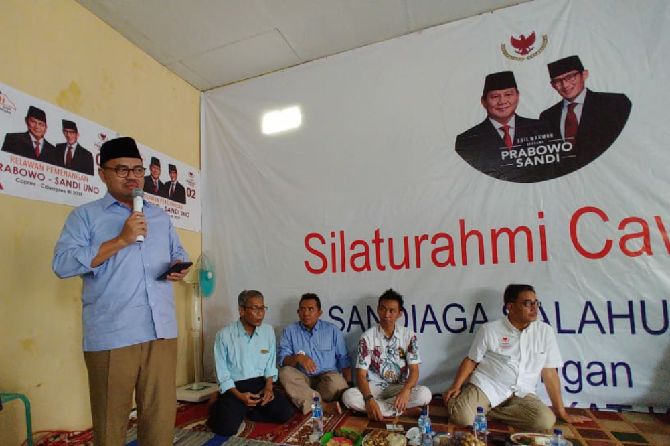 Direktur Materi Debat Badan Pemenangan Nasional (BPN) Sudirman Said, memberikan arahannya seusai peresmian Posko Relawan Prabowo-Sandi di Lebaksiu, Kabupaten Tegal, Sabtu (8/12). - Image