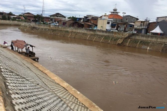 Kondisi Sungai Ciliwung di Bukit Duri, Jakarta Selatan. - Image