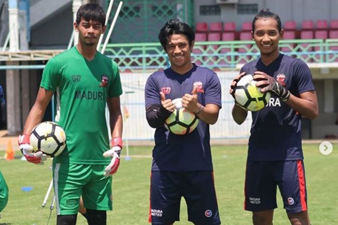 Satria Tama (kiri) tetap dipertahankan Madura United. - Image