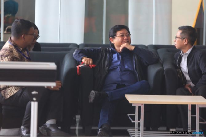 Lucas (tengah), advokat yang ditetapkan tersangka dalam kasus menghalangi penyidikan tersangka Eddy Sindoro - Image