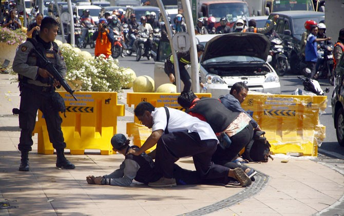 Polisi melumpuhkan pengunjung yang diduga sebagai teroris diamankan di ujung JL.Rajawali yang menuju ke Polrestabes Surabaya. - Image