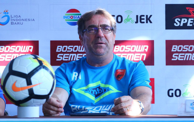 Robert Alberts menyebut Persebaya mendapat keuntungan terkait penundaan laga melawan Persija Jakarta - Image