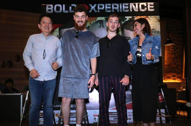 Jake dan Luke Patterson bersama CEO Otello Asia, Sysan Ibrahim (paling kanan) dan Managing Director Warner Music Indonesia, Toto Widjojo (paling kiri), saat jumpa pers, Senin (20/8). - Image