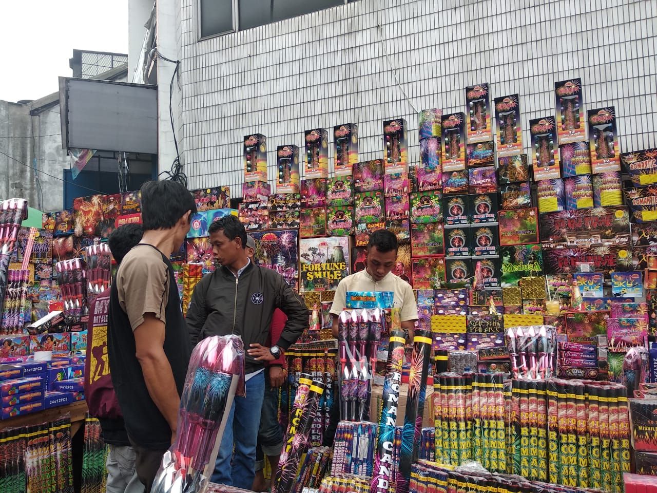 Pedagang petasan di Pasar Asemka - Image
