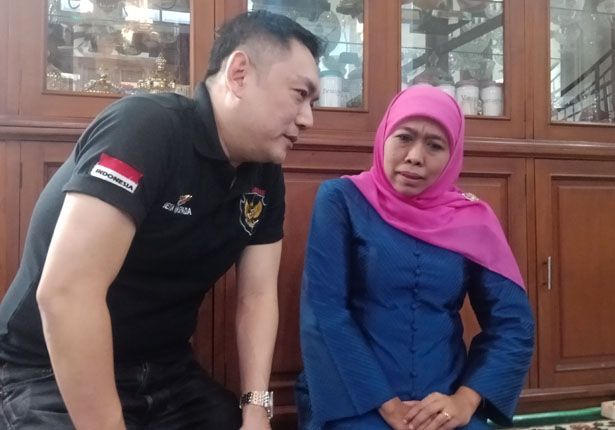 Ketua DPD Bara-JP Jatim, Giyanto Wijaya (kiri) bersama Khofifah Indar Parawansa - Image