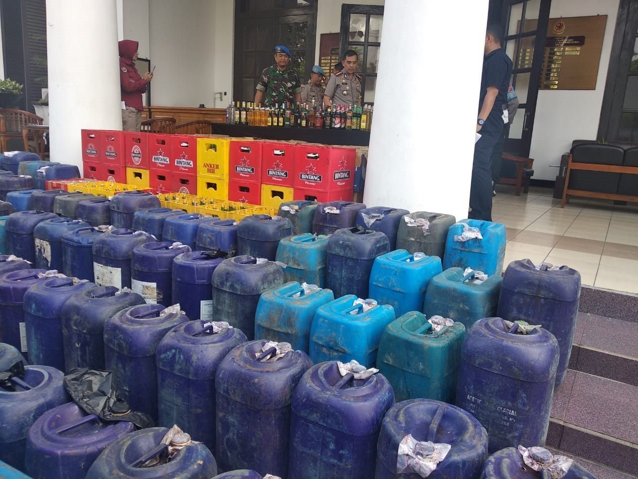 Ribuan miras di Bandung disita polisi jelang malam Tahun Baru - Image