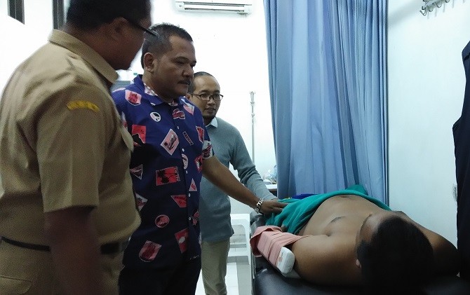 Pembina Arema FC Agoes Soerjanto (baju biru) saat menjenguk beberapa korban aremania di Rumah Sakit Wava Husada, Senin (16/4). - Image