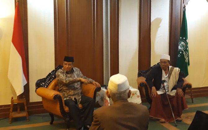 Ketua Umum Pengurus Besar Nahdlatul Ulama (PBNU), K.H. Saiq Aqil Siroj saat berbincang dengan perwakilan puluhan Kiai Nusantara Sabtu Malam (4/8). - Image