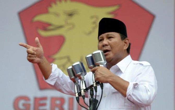 Ketua Umum Gerindra sekaligus Capres nomor urut 02 Prabowo Subianto tampak lebih sering mengenakan pakaian kemeja safari berkantong empat. - Image